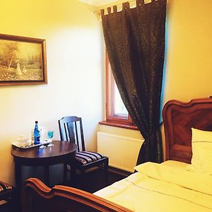 Pokój z dwoma pojedynczymi łóżkami